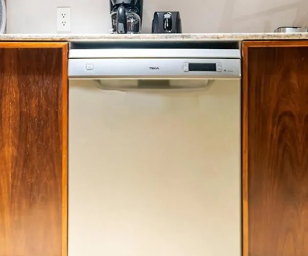 Apartment 205 Perfect Location 3 Bedrooms *