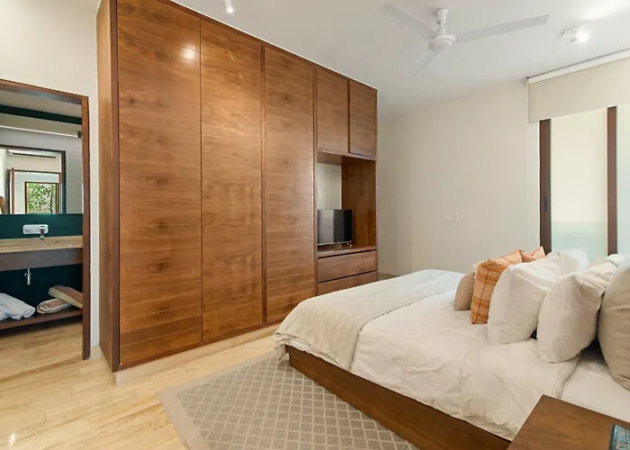 205 Perfect Location 3 Bedrooms Apartment *